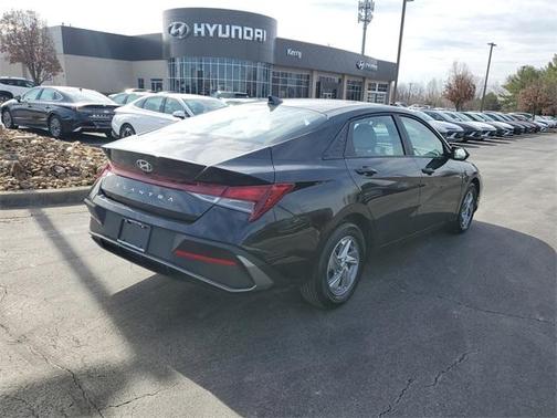 2024 Hyundai ELANTRA SE
