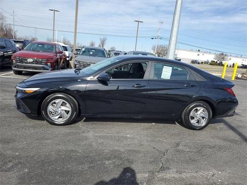 2024 Hyundai ELANTRA SE