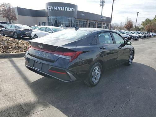 2024 Hyundai ELANTRA SE