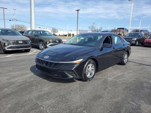 2024 Hyundai ELANTRA SE