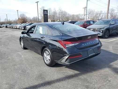 2024 Hyundai ELANTRA SE