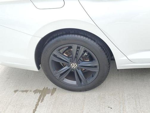 Opal White Pearl Effect 2024 Volkswagen Jetta 1.5T SE