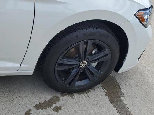 Opal White Pearl Effect 2024 Volkswagen Jetta 1.5T SE