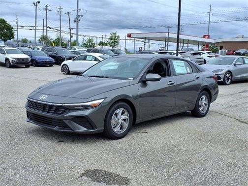 2025 Hyundai ELANTRA SE