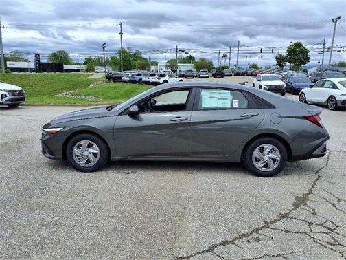 2025 Hyundai ELANTRA SE