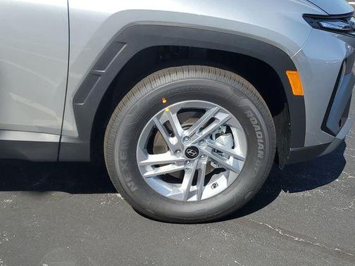 Shimmering Silver 2026 Hyundai TUCSON SE