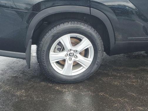 Midnight Black Metallic 2022 Toyota Highlander L