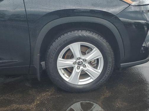 Midnight Black Metallic 2022 Toyota Highlander L