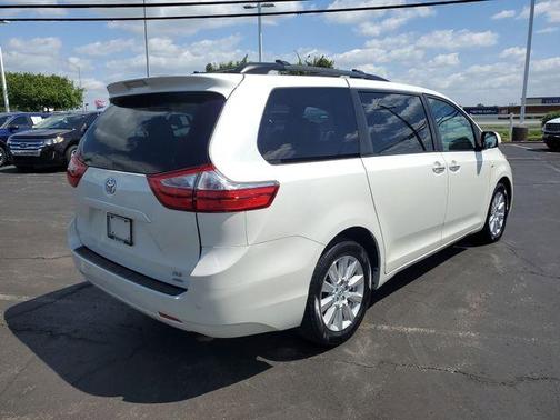 Blizzard Pearl 2017 Toyota Sienna XLE Premium