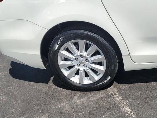 Blizzard Pearl 2017 Toyota Sienna XLE Premium