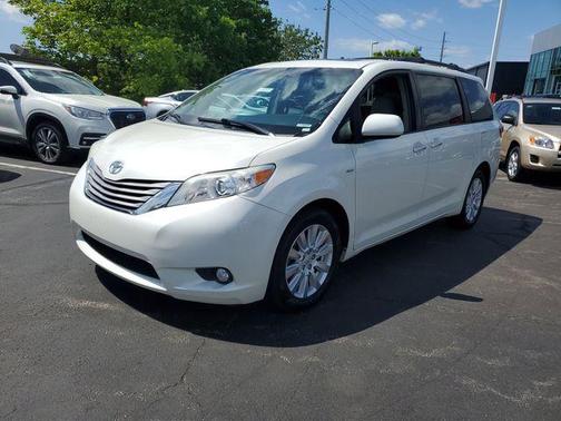 Blizzard Pearl 2017 Toyota Sienna XLE Premium