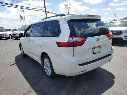 Blizzard Pearl 2017 Toyota Sienna XLE Premium