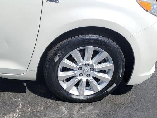 Blizzard Pearl 2017 Toyota Sienna XLE Premium