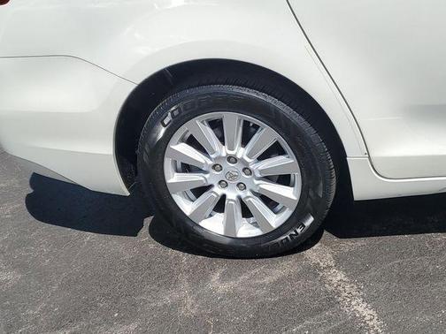 Blizzard Pearl 2017 Toyota Sienna XLE Premium