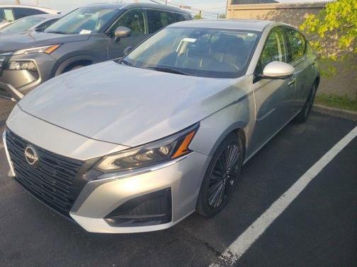 Brilliant Silver Metallic 2023 Nissan Altima 2.5 SL