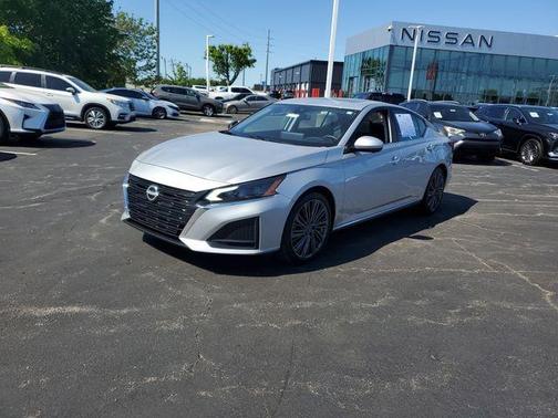 Brilliant Silver Metallic 2023 Nissan Altima 2.5 SL