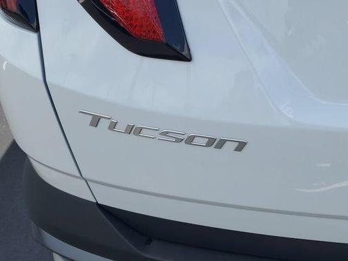 White Pearl 2026 Hyundai TUCSON SE