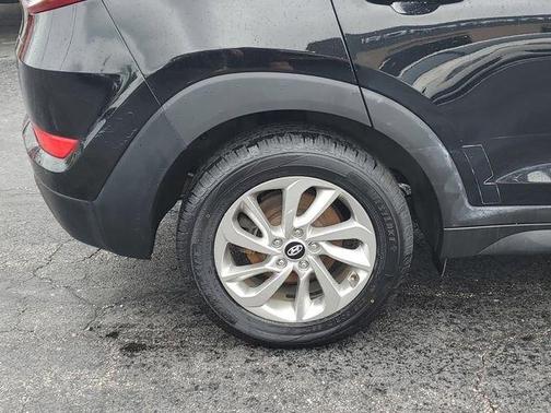 Black Noir Pearl 2017 Hyundai TUCSON SE