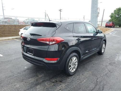 Black Noir Pearl 2017 Hyundai TUCSON SE