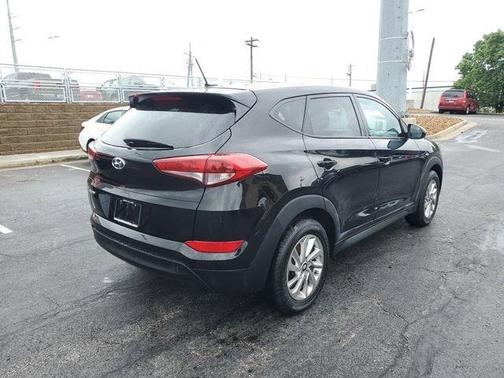 Black Noir Pearl 2017 Hyundai TUCSON SE
