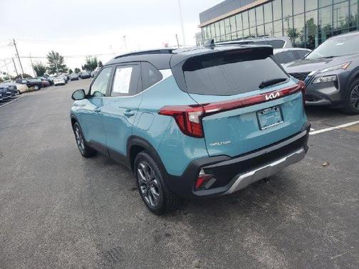 Blue / Black 2024 Kia Seltos S