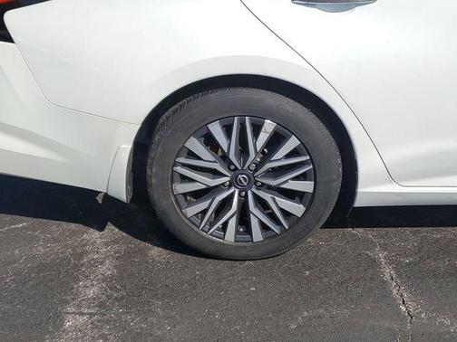White 2023 Nissan Altima 2.5 SV