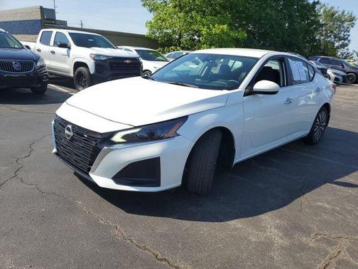 White 2023 Nissan Altima 2.5 SV