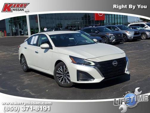 White 2023 Nissan Altima 2.5 SV