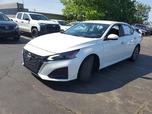 White 2023 Nissan Altima 2.5 SV