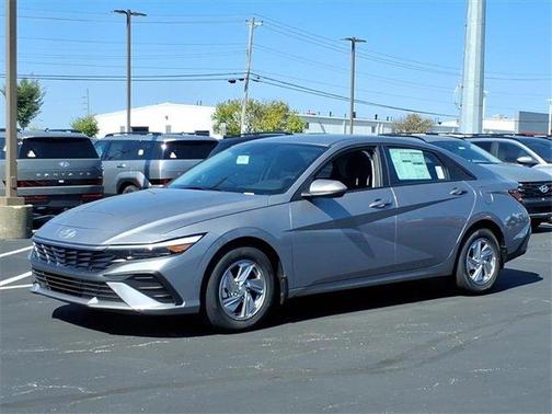 2025 Hyundai ELANTRA SE