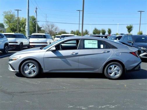 2025 Hyundai ELANTRA SE