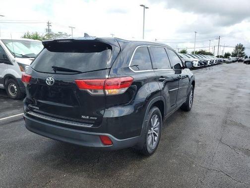 Midnight Black Metallic 2018 Toyota Highlander XLE