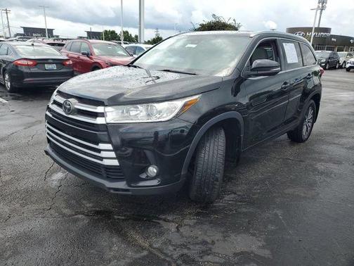 Midnight Black Metallic 2018 Toyota Highlander XLE