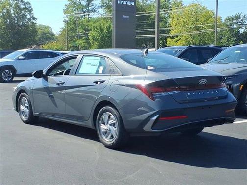 2025 Hyundai ELANTRA SE