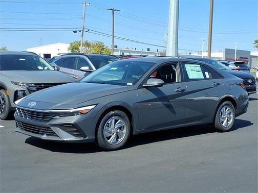 2025 Hyundai ELANTRA SE