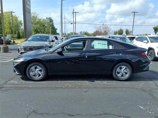 2025 Hyundai ELANTRA SE