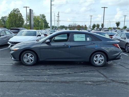 2025 Hyundai ELANTRA SE
