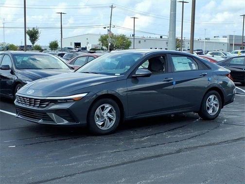 2025 Hyundai ELANTRA SE