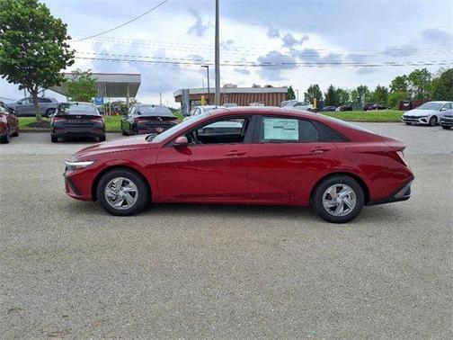2025 Hyundai ELANTRA SE