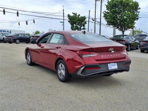 2025 Hyundai ELANTRA SE