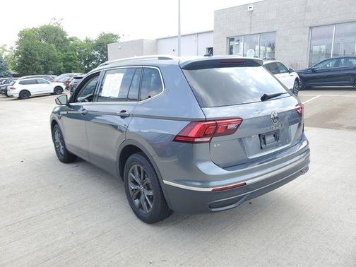 Platinum Gray Metallic 2024 Volkswagen Tiguan 2.0T SE