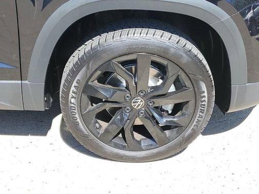 Deep Black Pearl Effect 2023 Volkswagen Taos 1.5T SE