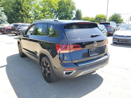 Deep Black Pearl Effect 2023 Volkswagen Taos 1.5T SE