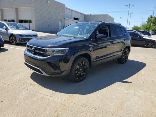 Deep Black Pearl Effect 2023 Volkswagen Taos 1.5T SE