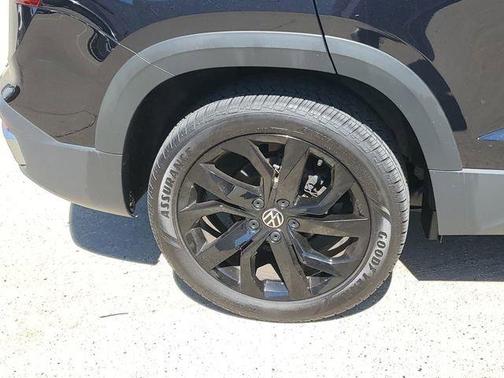 Deep Black Pearl Effect 2023 Volkswagen Taos 1.5T SE