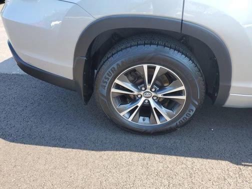 Silver Sky Metallic 2016 Toyota Highlander XLE