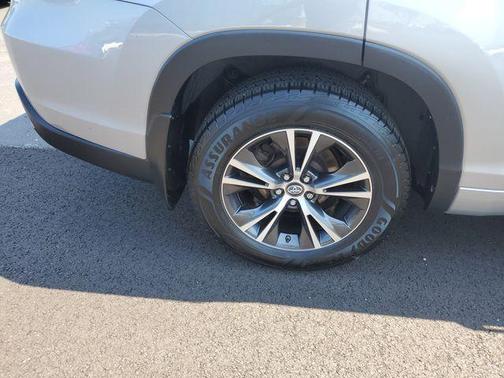 Silver Sky Metallic 2016 Toyota Highlander XLE