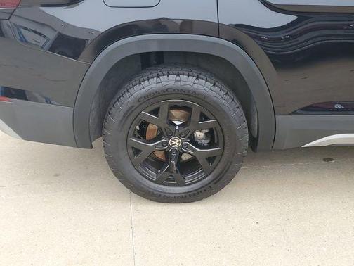 Deep Black Pearl Effect 2024 Volkswagen Atlas 2.0T Peak Edition SE w/Technology