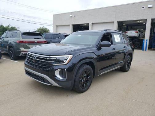 Deep Black Pearl Effect 2024 Volkswagen Atlas 2.0T Peak Edition SE w/Technology