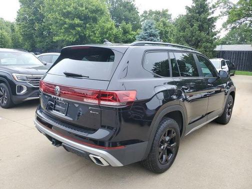 Deep Black Pearl Effect 2024 Volkswagen Atlas 2.0T Peak Edition SE w/Technology
